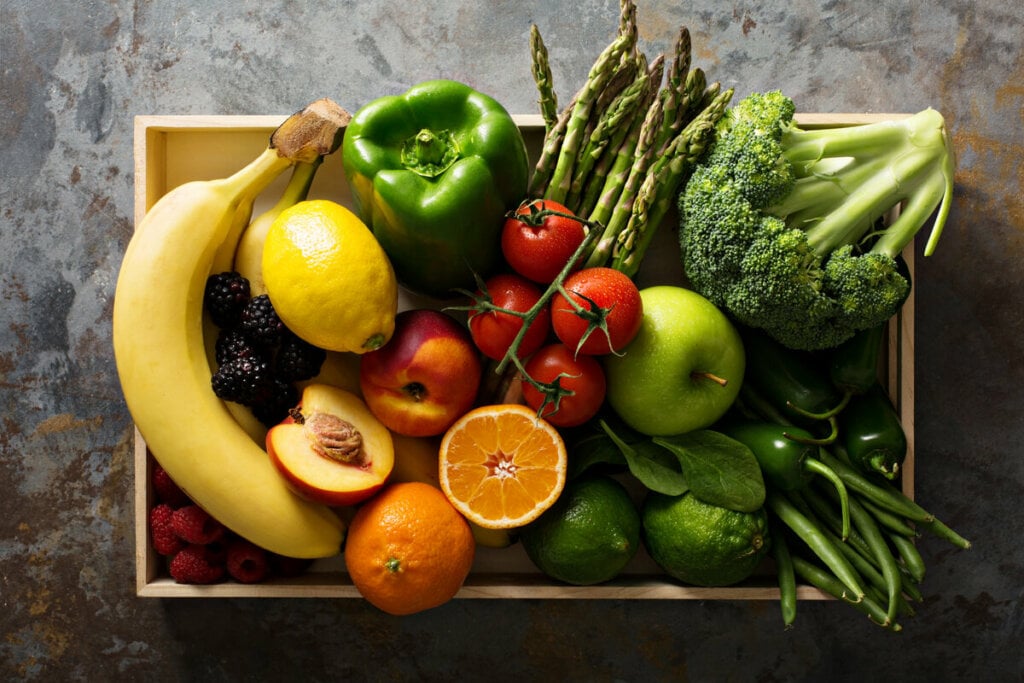 Frutas e vegetais dentro de um caixote