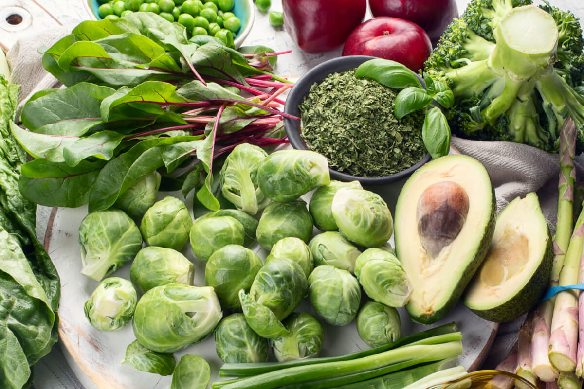 10 alimentos ricos em vitamina K para melhorar a saúde do fígado