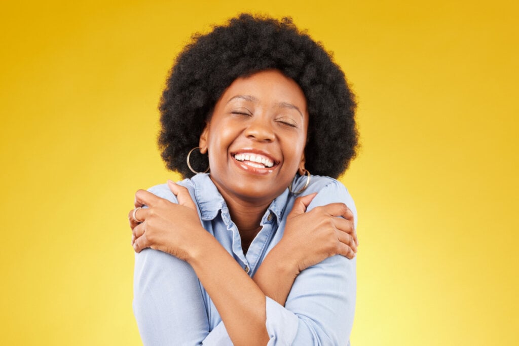 Mulher sorridente se abraçando