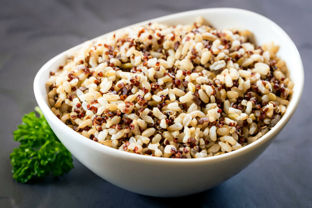 Recipiente branco com arroz com quinoa