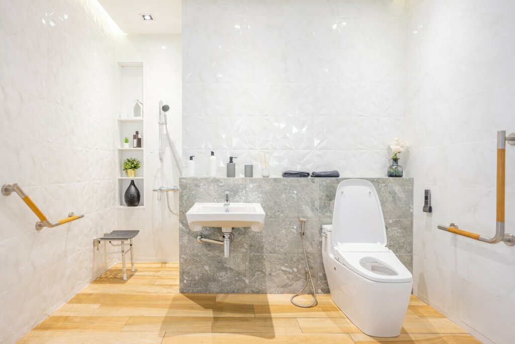 Banheiro com paredes brancas adaptado com barras