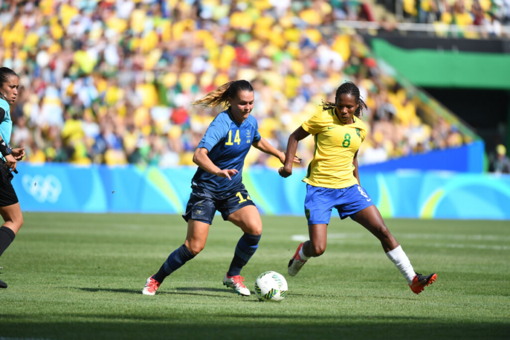 Jogadoras em partida de futebol no Brasil