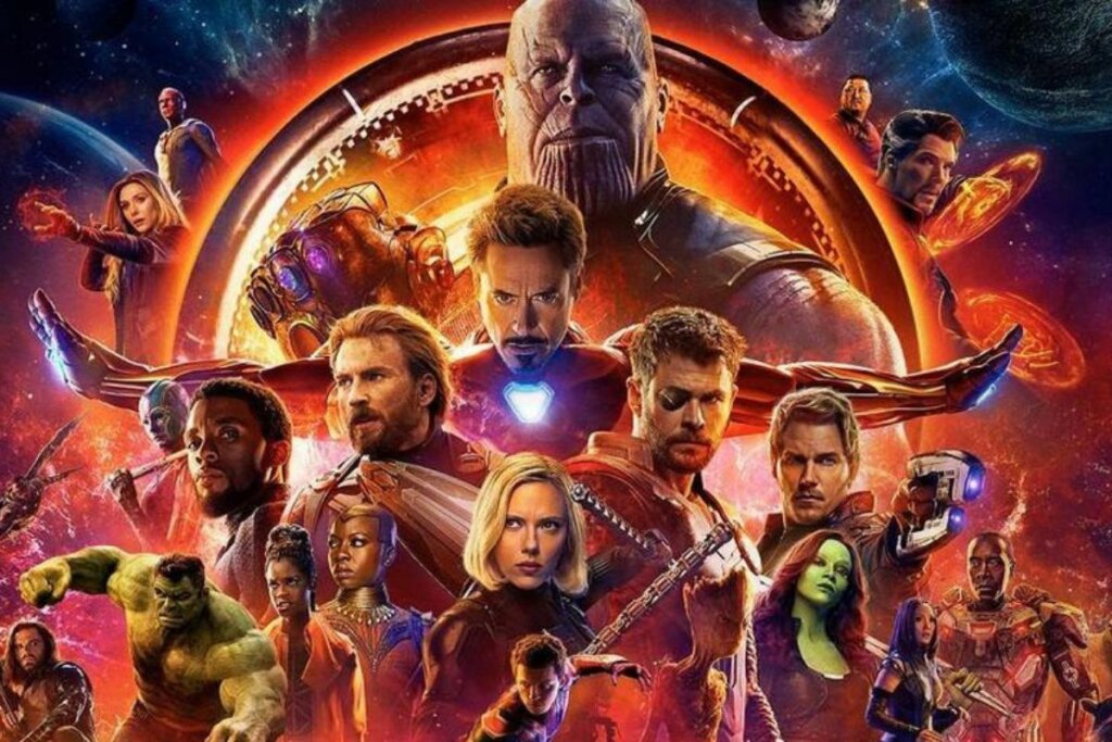 Capa do filme "Vingadores: Guerra Infinita"; Thanos e super-heróis e super-heroínas ao redor