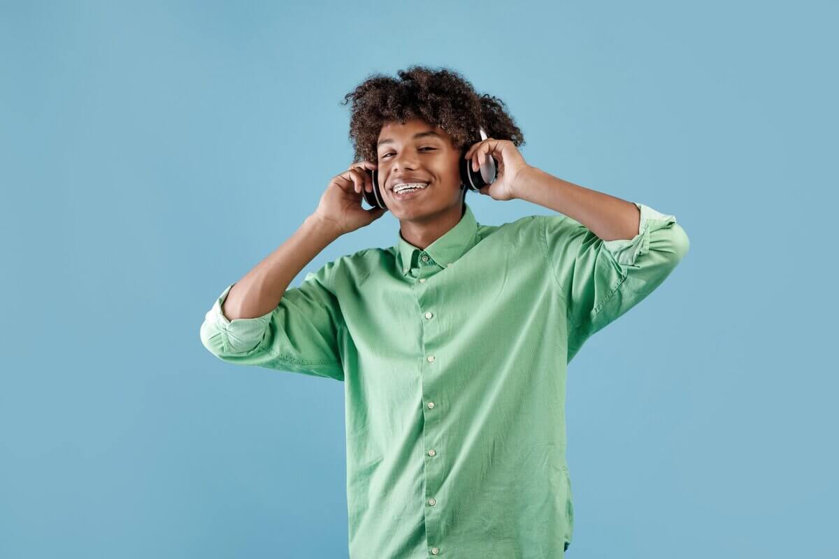 Veja como utilizar os fones corretamente para proteger a audição