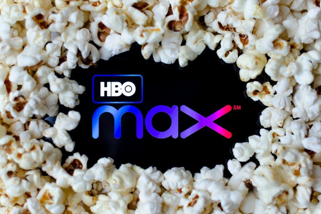 Ilustração do logo da HBO Max cercado de pipoca