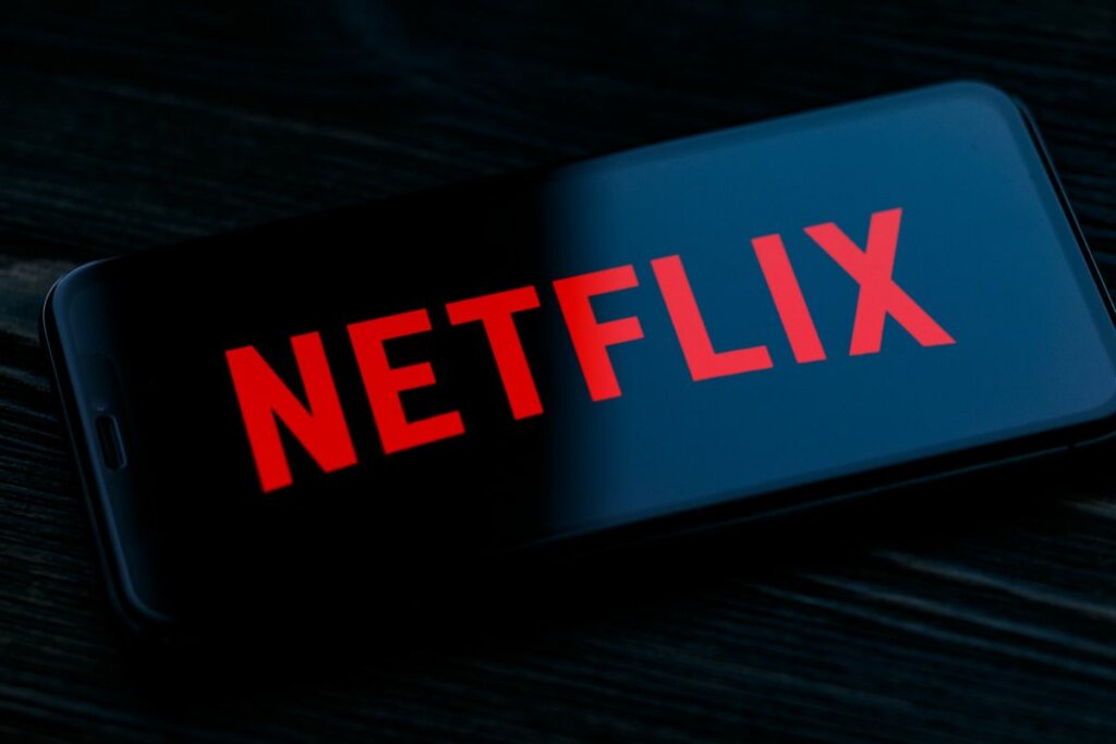 Logo da Netflix na tela de um celular