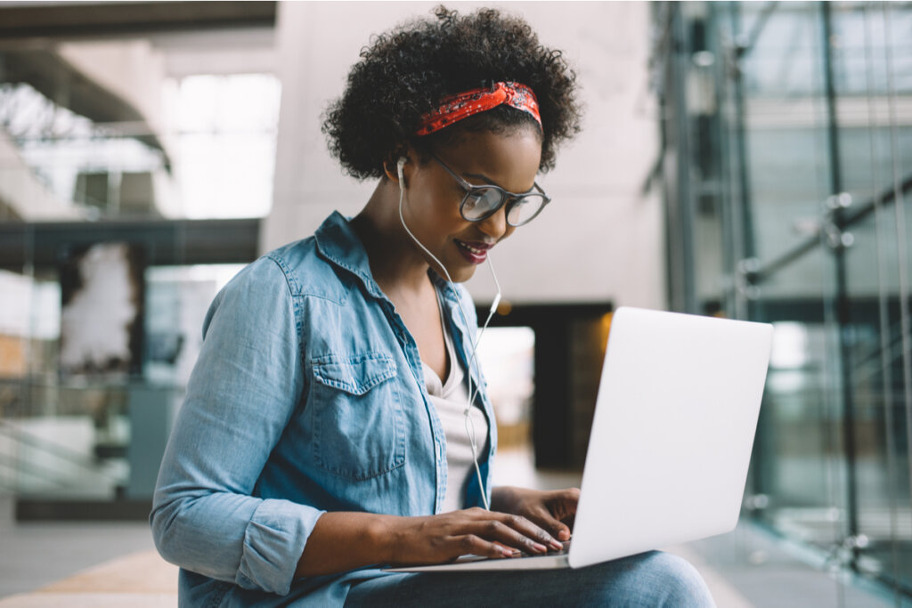 Estudante universitária trabalhando em um laptop