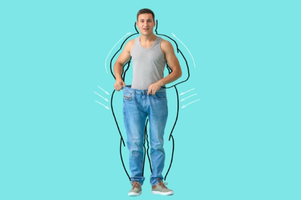 Homem segurando uma calça maior do que a sua cintura com desenho de um corpo obeso ao seu redor