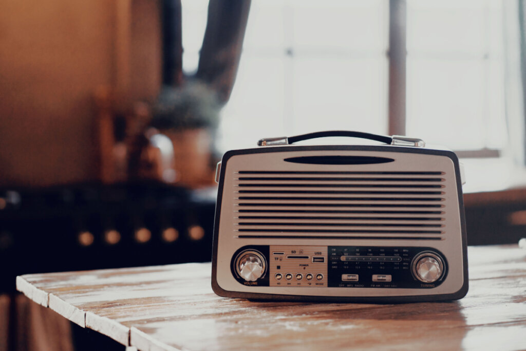 Rádio antigo em cima de mesa