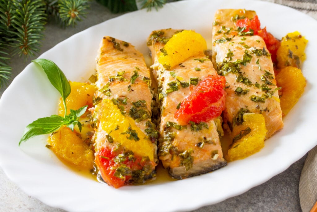 Salmão com laranja e toranja em prato branco