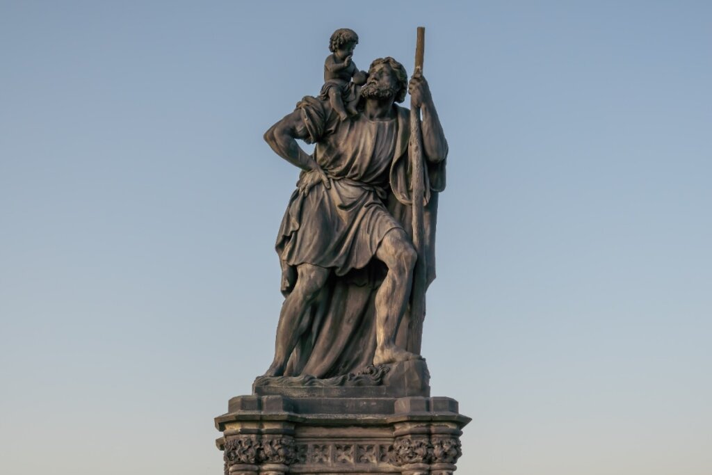 Estátua de São Cristóvão carregando Cristo