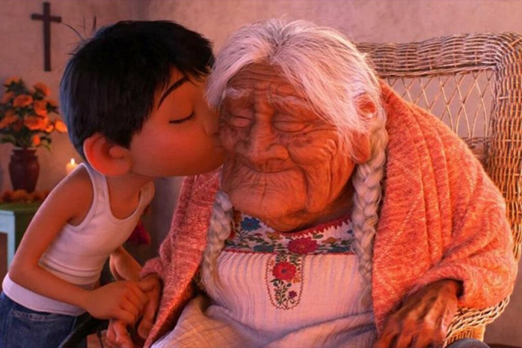 Cena do filme "Viva – A Vida é uma Festa"; jovem beijando avó