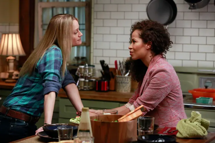 Cena da série "The Fosters"; Stef e Lena conversando na cozinha