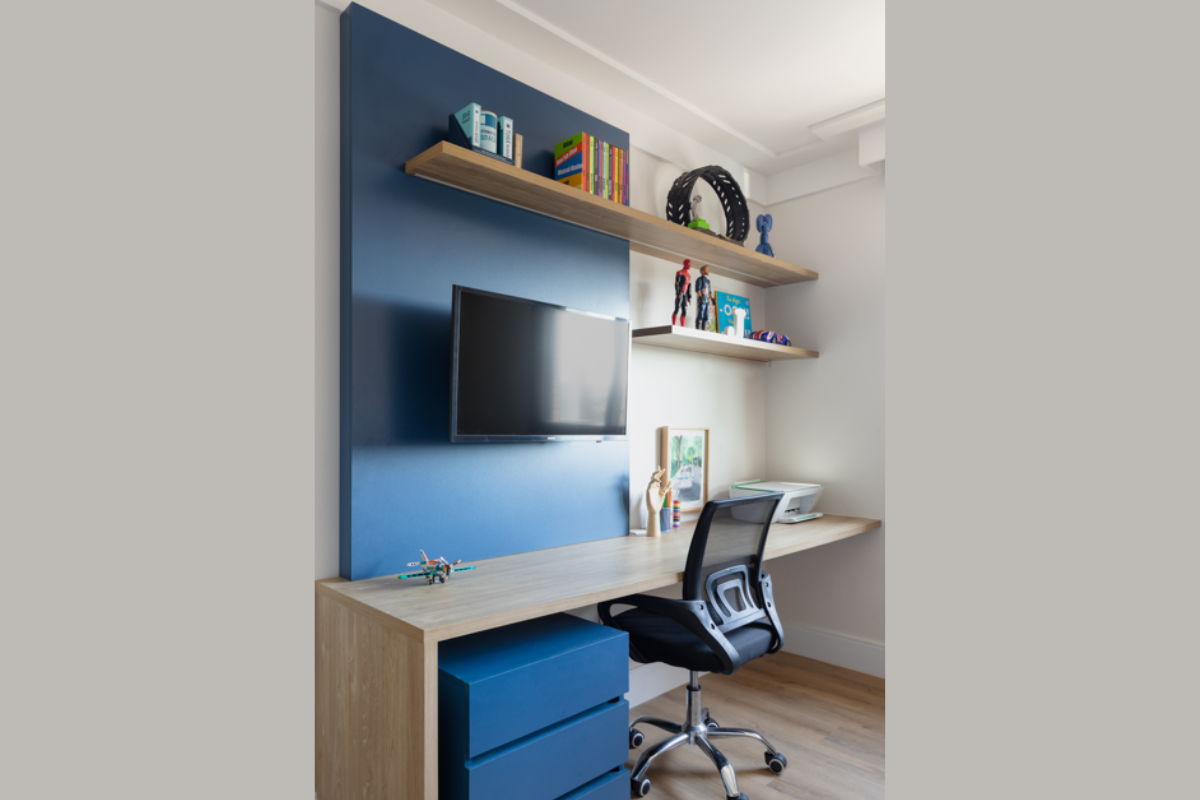 Escritório com painel e gaveteiro na cor azul