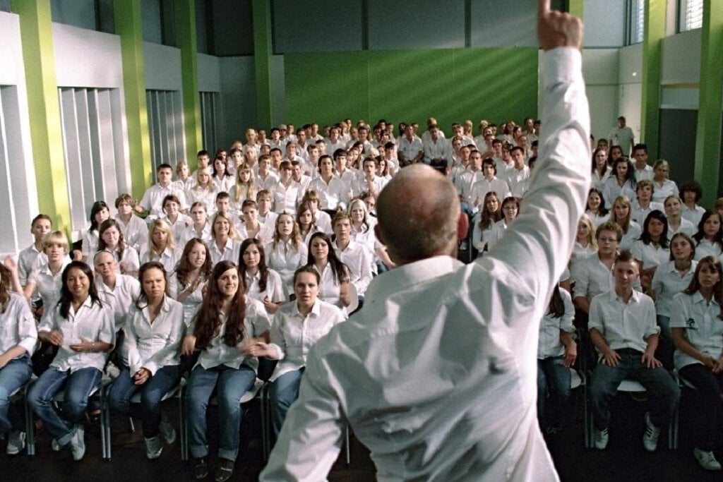 Professor Rainer Wenger durante uma de suas aulas com a turma completa