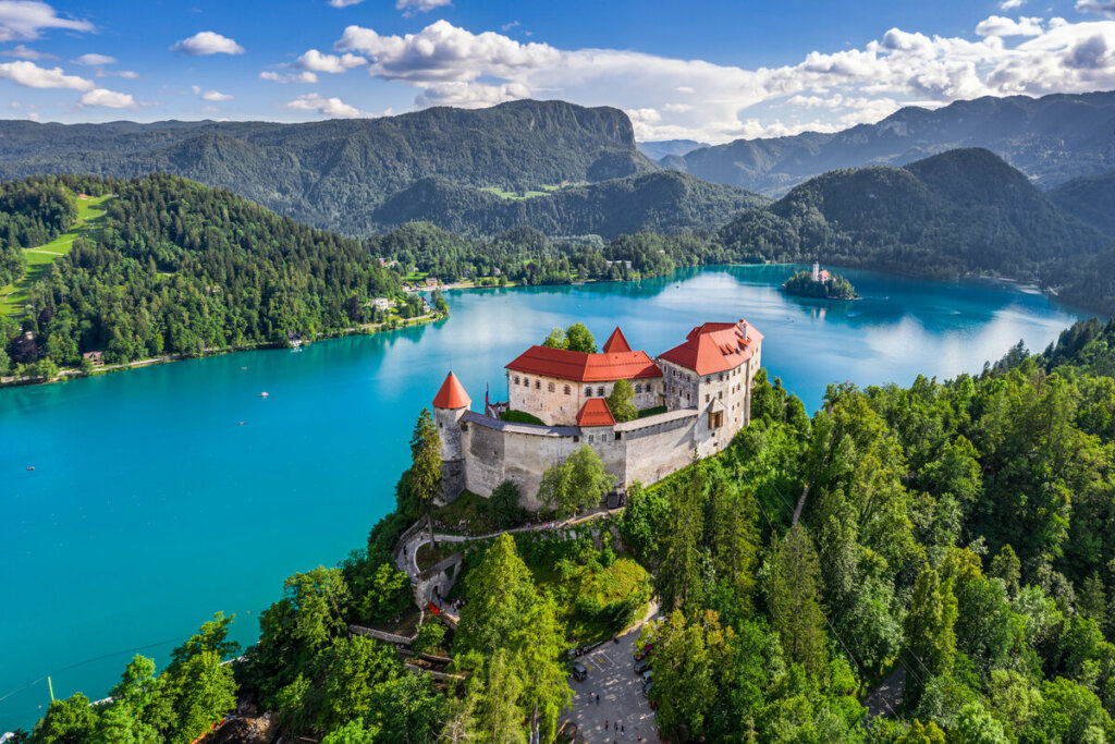 Imagem aérea do Lago de Blend, na Eslovênia 