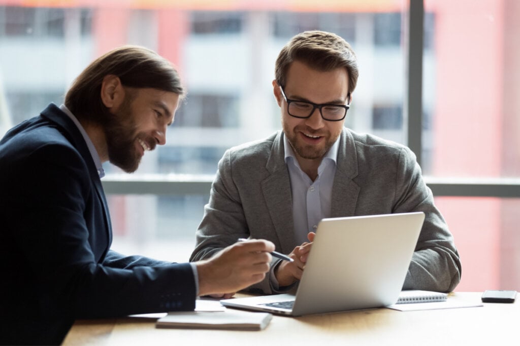 Empresários discutindo estatísticas financeiras da empresa