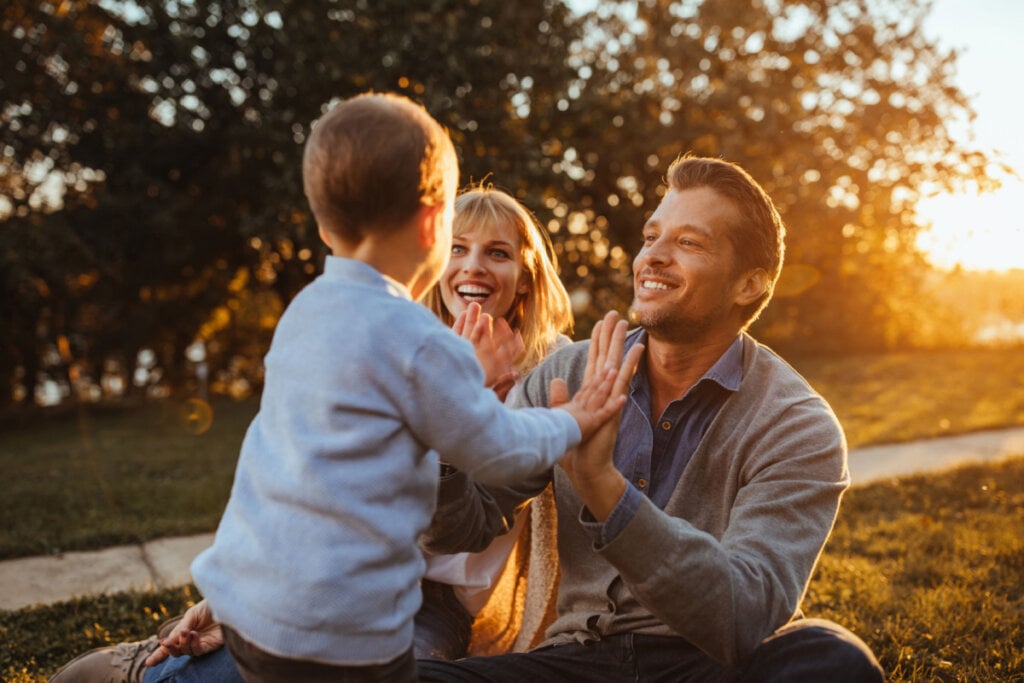 Família se divertindo ao ar livre