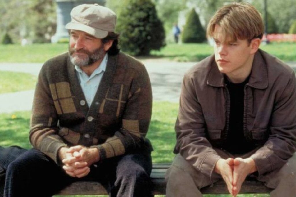 Will Hunting e Sean Maguire sentados no banco de uma praça