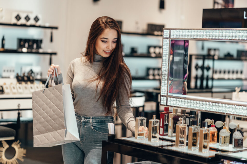 Mulher fazendo compras em uma perfumaria
