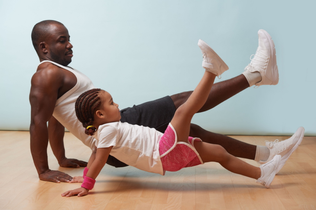 Pai e filha fazendo exercícios juntos