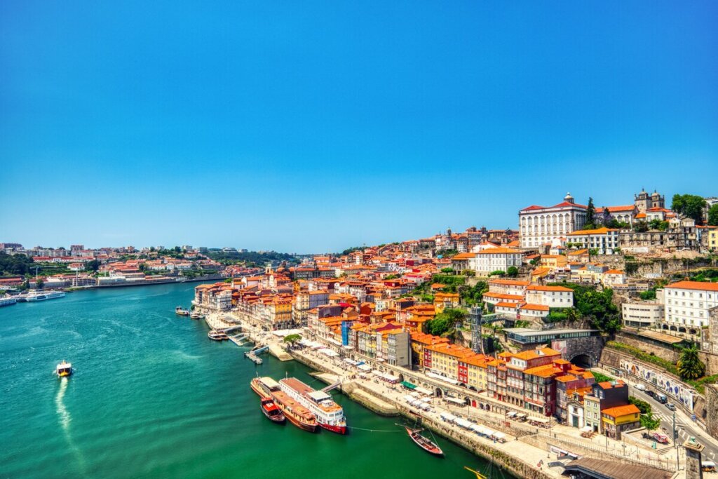 Vista aérea do Porto de Portugal com návio e céu azul