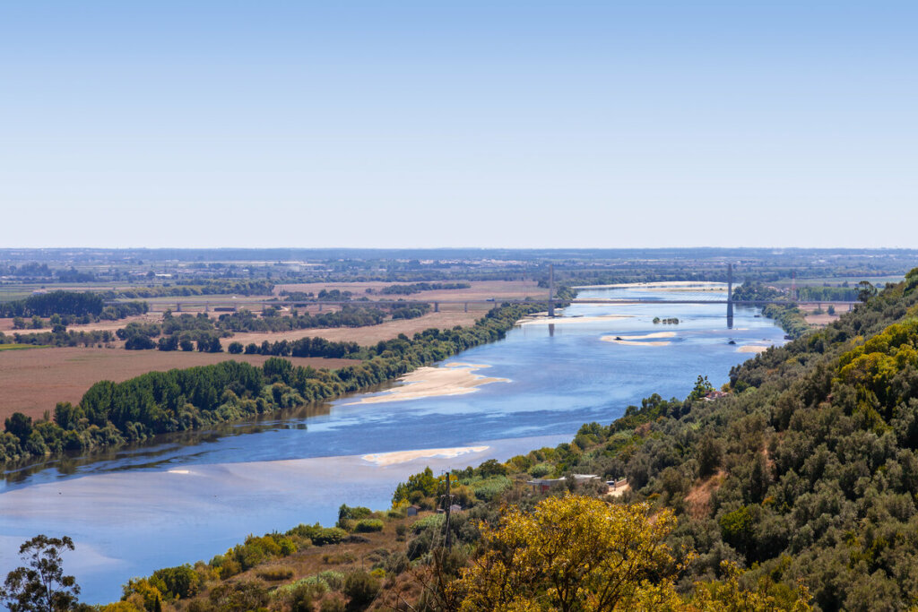 Vista aérea do Rio Tejo, em Portugal 