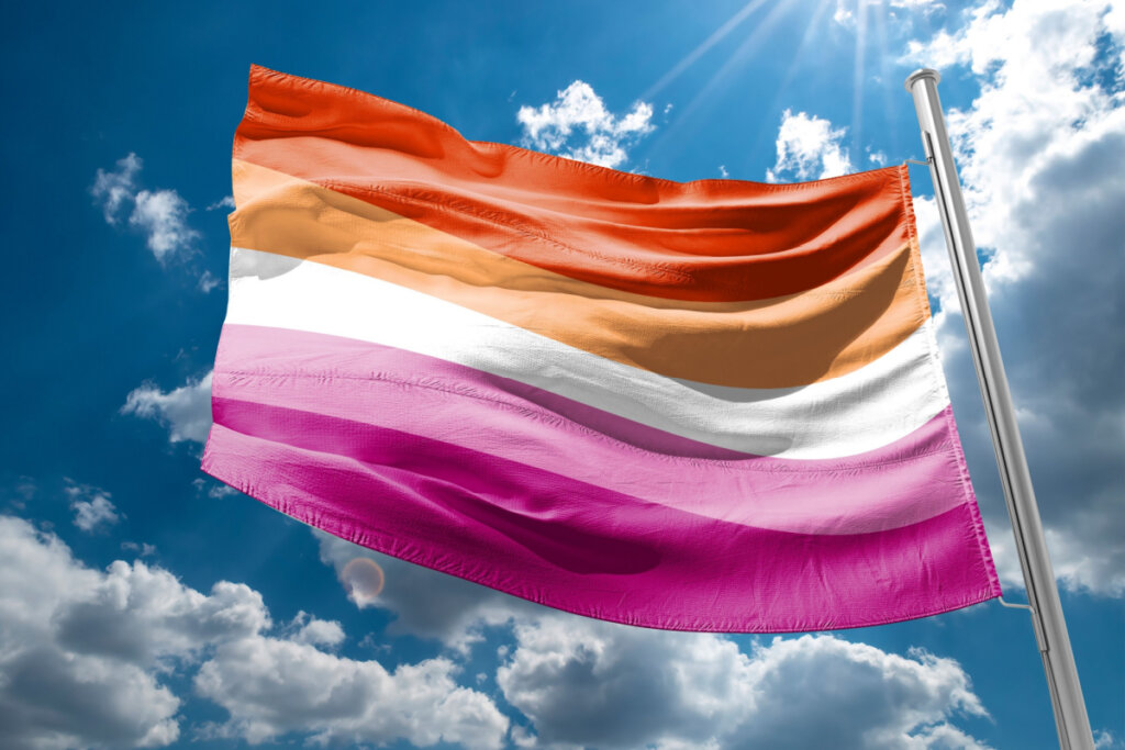 Bandeira lésbica, céu azul com nuvens de fundo