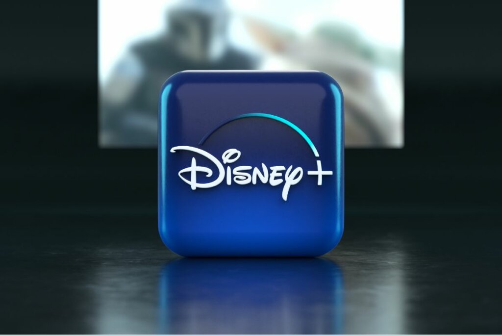 Logo do Disney+ em cima de um chão preto