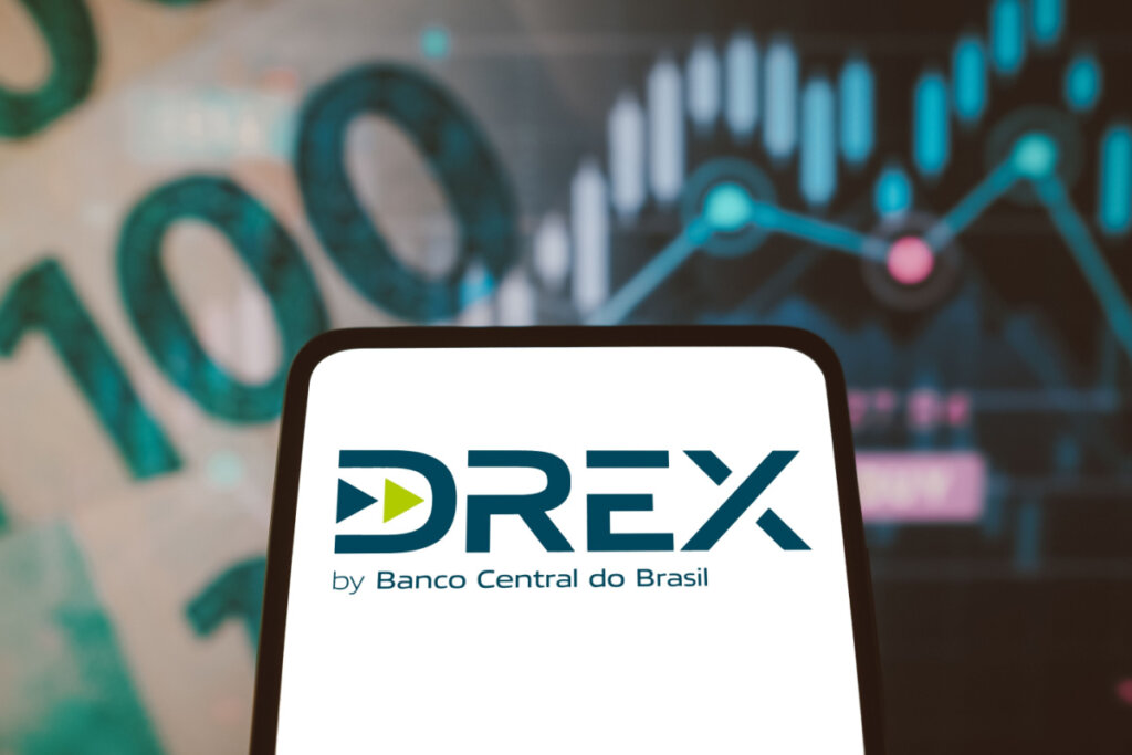Logotipo da Drex exibido em um smartphone. Drex é a nova moeda digital brasileira lançada pelo Banco Central