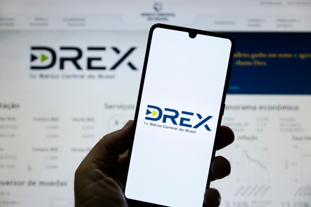 Tela de celular e computador com imagens da nova moeda brasileira digital Drex