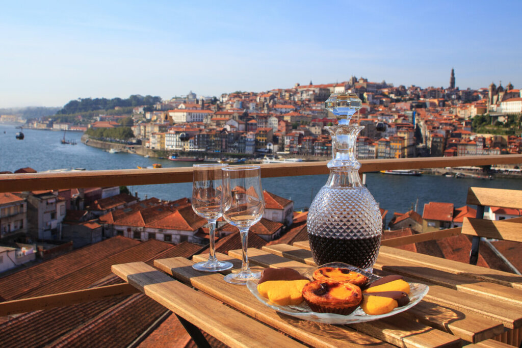 Mesa com vinho e pastéis de belém com vista para a cidade de Lisboa