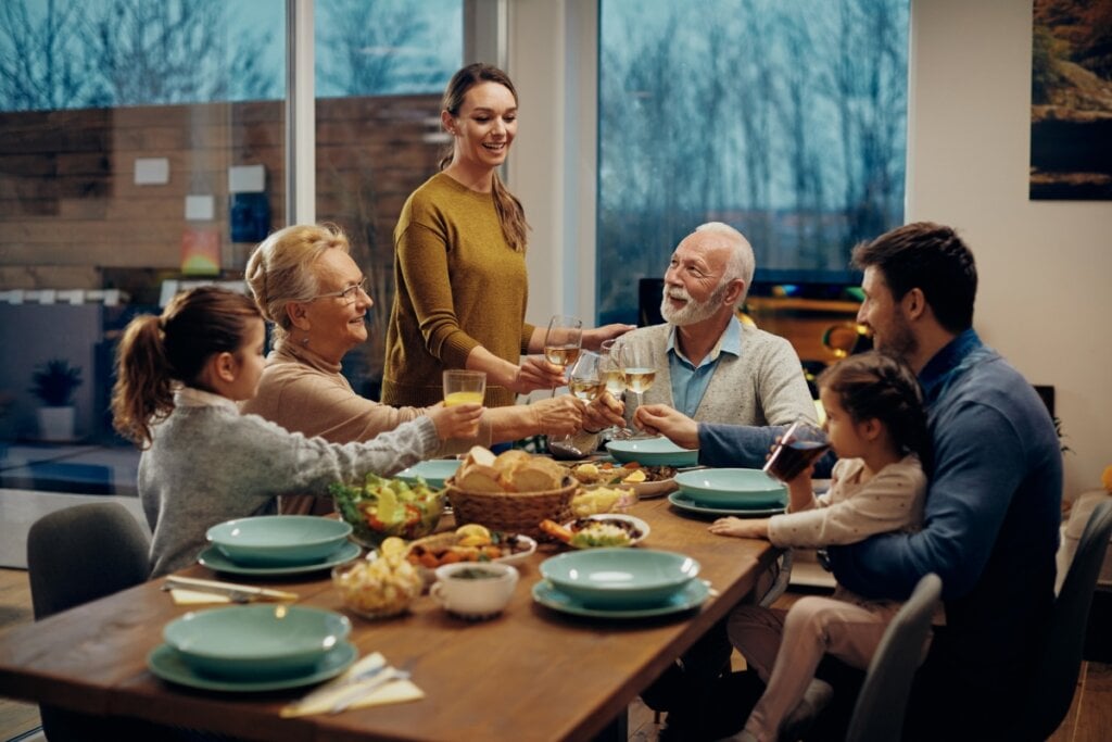 Família sentada ao redor de uma mesa jantando