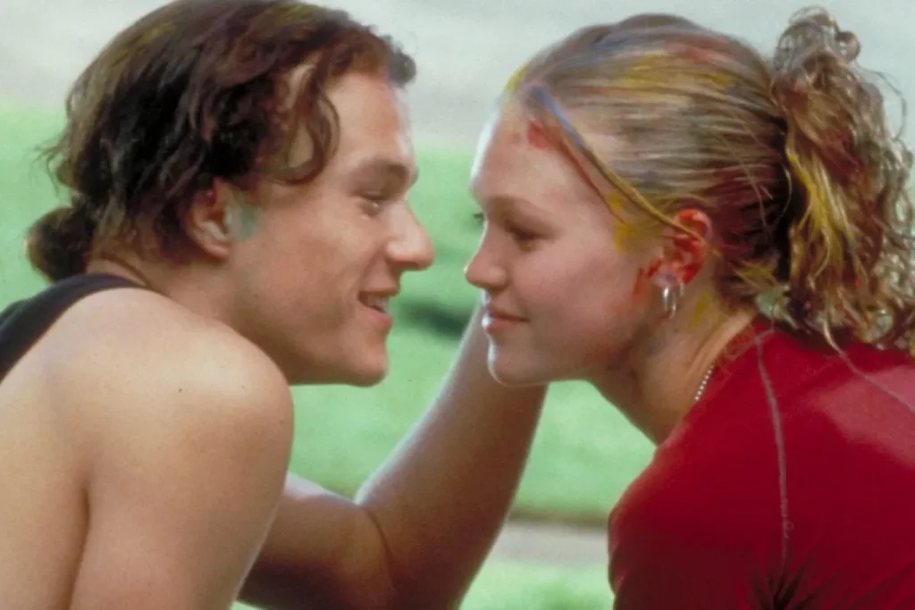 Cena do filme "10 coisas que eu odeio em você"; homem e mulher prestes a dar um beijo
