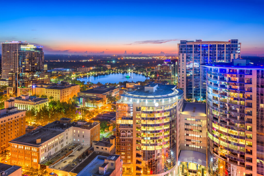 Entardecer em Orlando; cidade iluminada