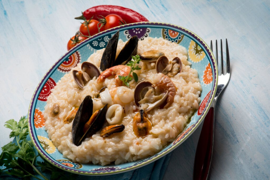 Risoto de frutos do mar em prato decorado azul