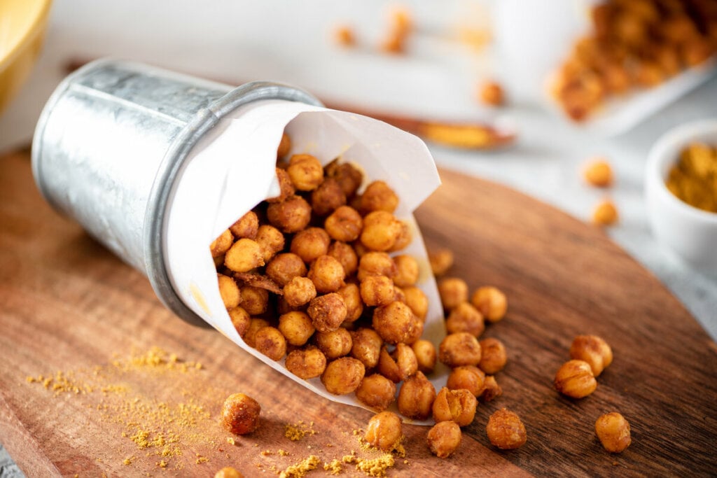 Snack de grão-de-bico em cima d euma tábua de madeira