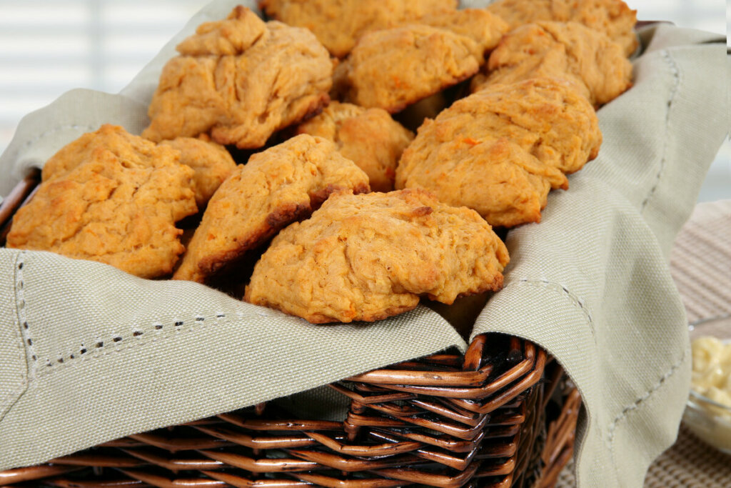 Biscoitos dentro de uma cesta com pano branco