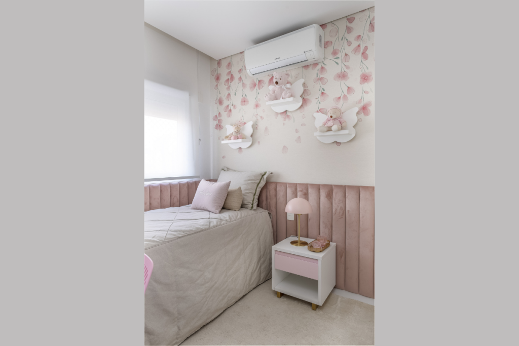 Quarto infantil com cabeceira de cama estofada e decorada com elementos em branco, nude e rosa