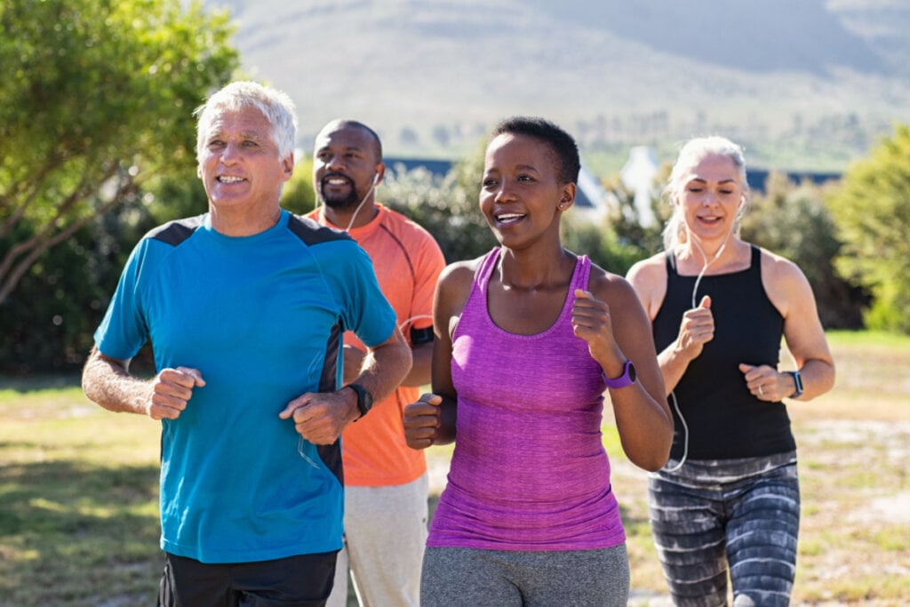 Grupo de pessoas caminhando como forma de exercício