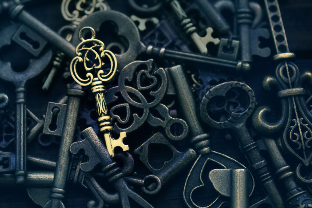 Uma chave de ouro em um fundo de diferentes chaves vintage