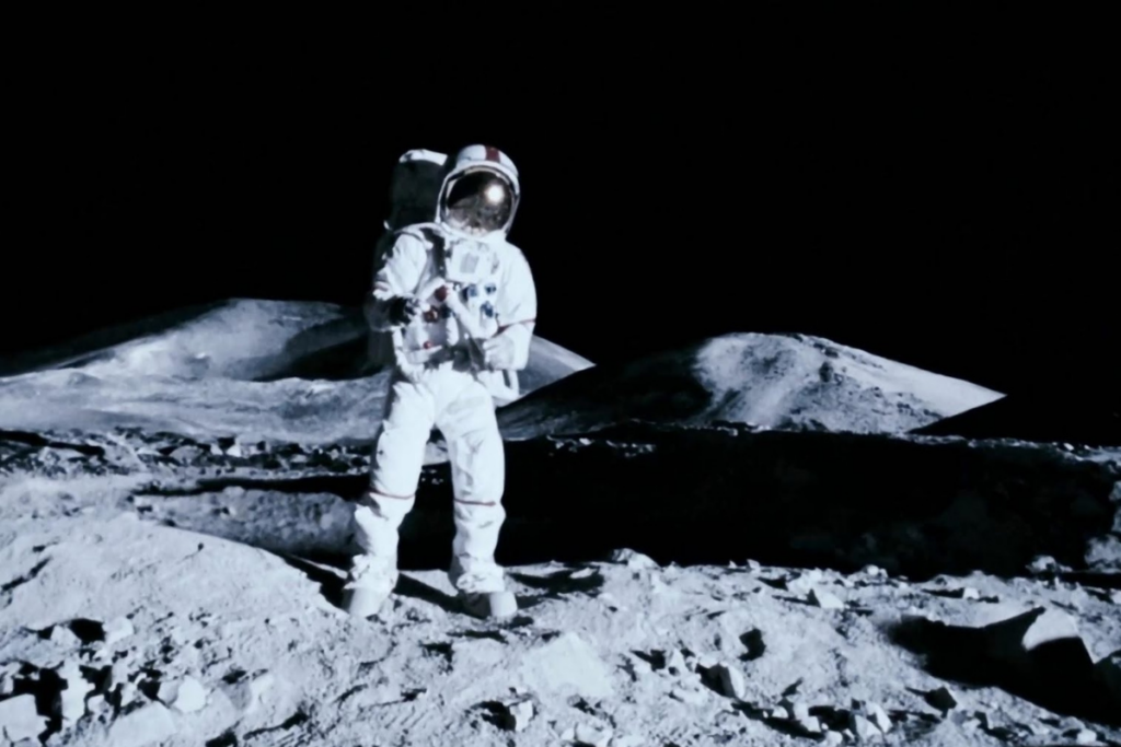 Cena do filme "Apollo 18" em que o astronauta pisa na Lua