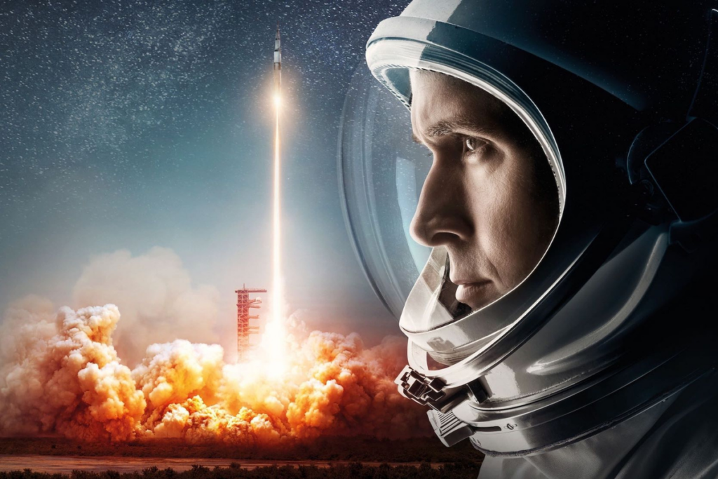 Capa do filme "O Primeiro Homem"; rosto de astronauta e foguete ao fundo