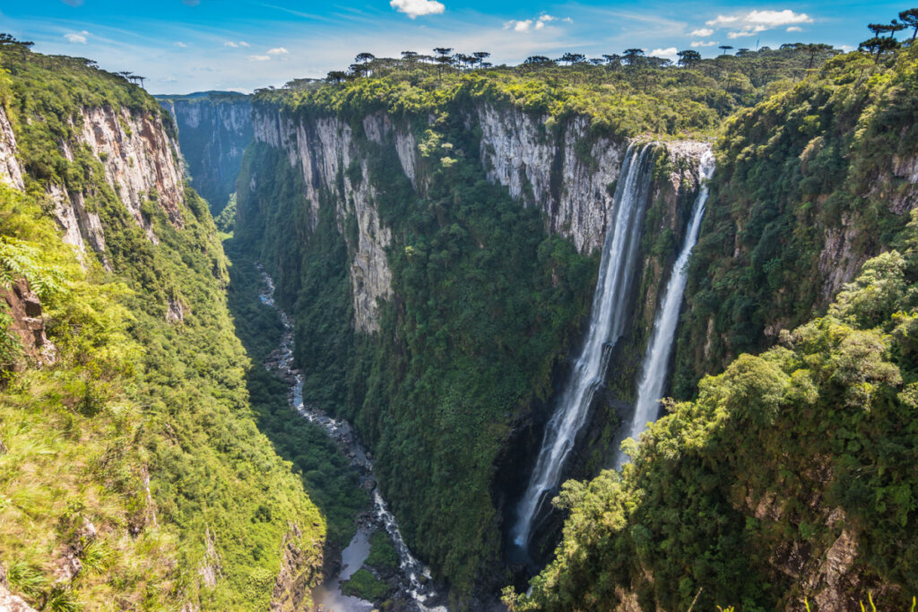 Bela vista de uma cachoeira no Cânion Itaimbezinho - Cambara do Sul, Rio grande do Sul, Brasil