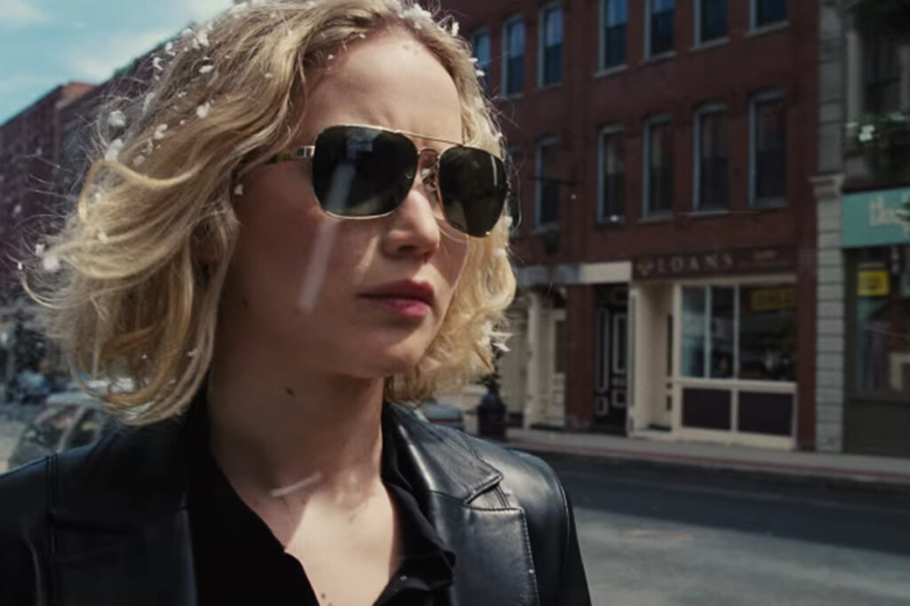 Cena do filme "Joy"; mulher andando com óculos escuros