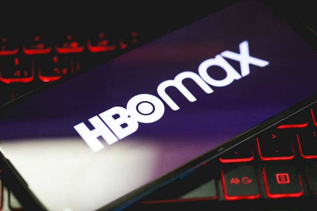 Logo do HBO Max em um celular em cima de um teclado de computador