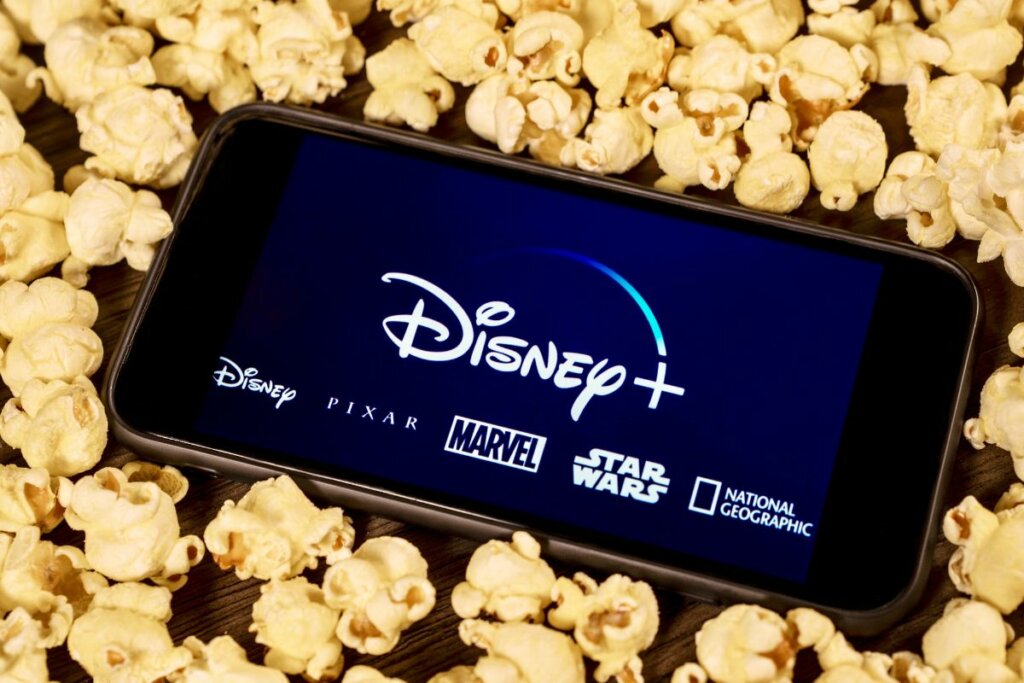 Logo do Disney+ em um celular com pipocas ao lado