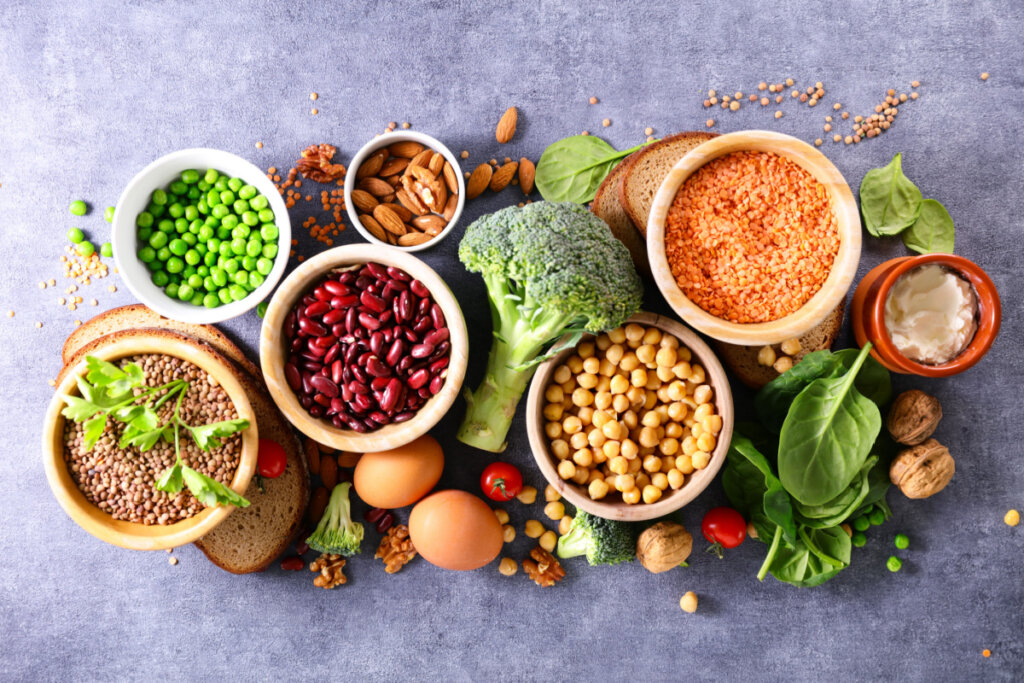 Alimentos ricos em proteína vegetal, como brócolis, rúcula, amêndoas, grão-de-bico, ervilha, nozes, ovos e mais