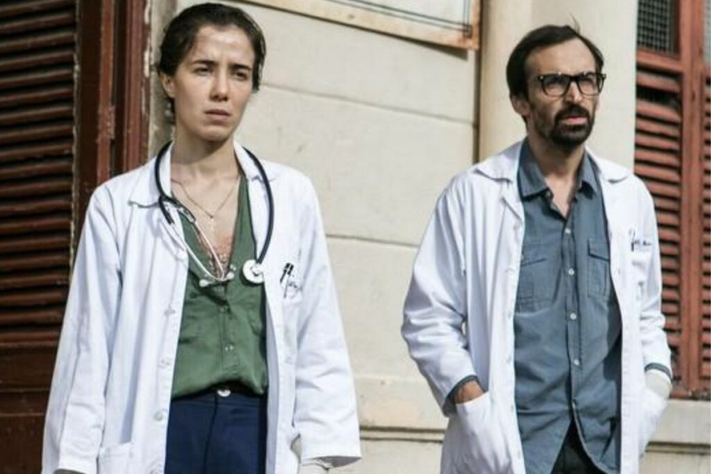 Marjorie Estiano e Júlio Andrade caracterizados como médicos para a série "Sob Pressão"