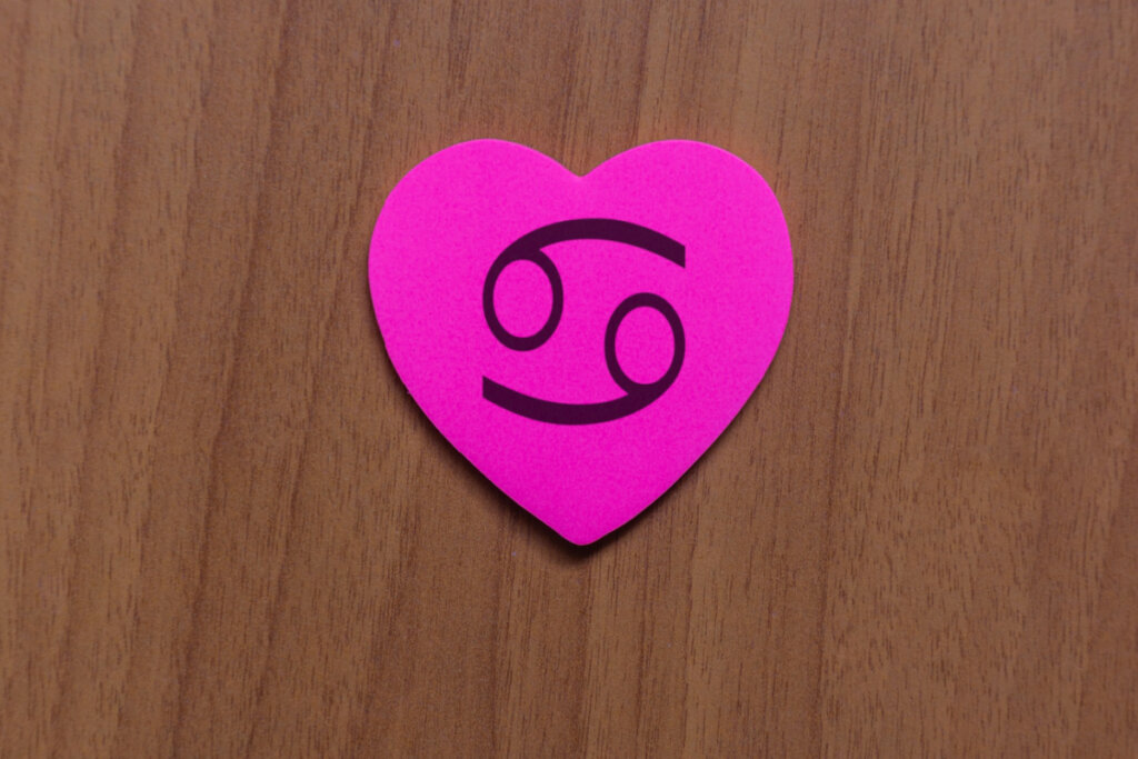 Ilustração do signo de Câncer dentro de um coração rosa